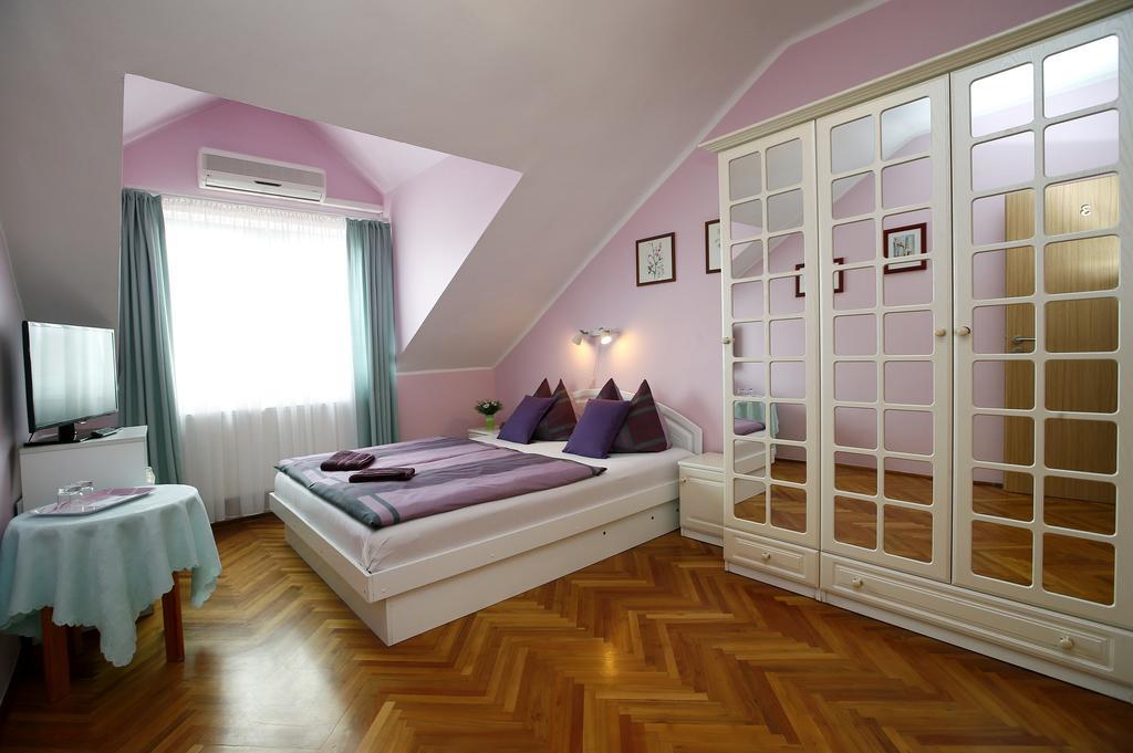 Cecey Vendeghaz Bed & Breakfast Eger Room photo